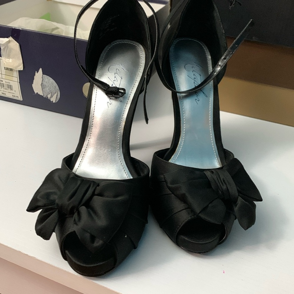 Black peep toed heels with bow accent